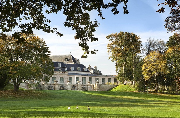 Beautiful gardens at Auberge du Jeu de Paume, around Paris, France