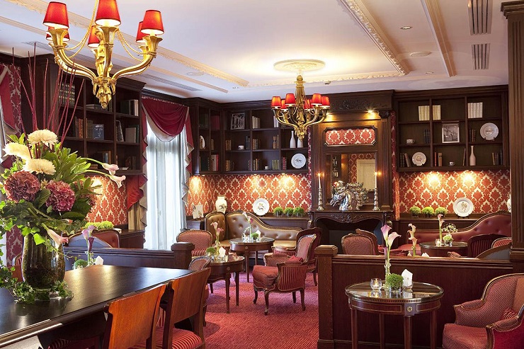 The bar at Auberge du Jeu de Paume, around Paris, France