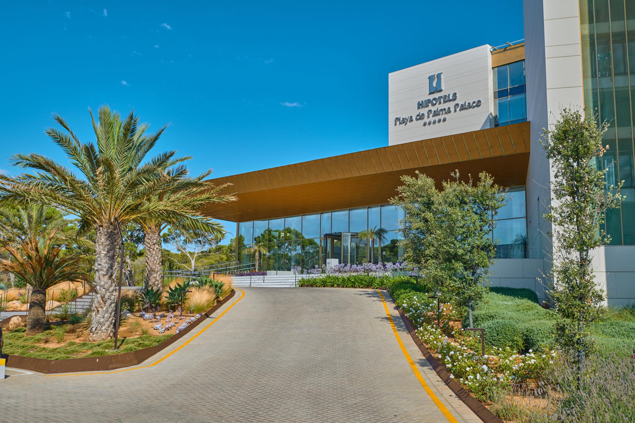 The impressive entrance at the Hipotels Playa de Palma Palace, Palma, Mallorca